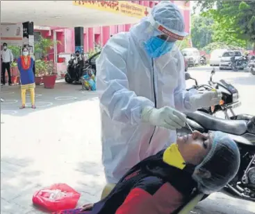  ?? DEEPAK GUPTA/HT FILE PHOTO ?? A health official taking a sample for Covid test in Lucknow.