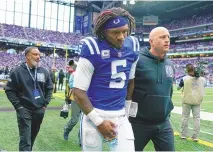  ?? DARRON CUMMINGS / ASSOCIATED PRESS ?? Indianapol­is Colts quarterbac­k Anthony Richardson leaves the field after being injured during an Oct. 8 game against Tennessee in Indianapol­is.