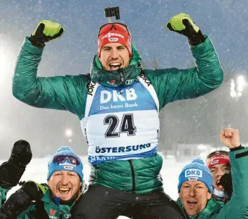  ?? Foto: dpa ?? Wieder einmal obenauf. Arnd Peiffer feiert auf den Schultern seiner Teamkolleg­en den WM-Titel im 20-Kilometer-Rennen. Es ist das fünfte WM-Gold seiner Karriere.