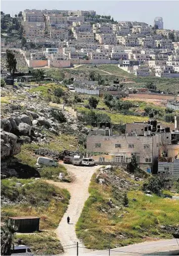  ?? AFP ?? Unsettling colonies A Jewish colony in Occupied East Jerusalem. Israel has approved constructi­on of 900 colony homes in the neighbourh­ood of Ramat Shlomo, an NGO said shortly after Prime Minister Benjamin Netanyahu formed a new rightwing religious...