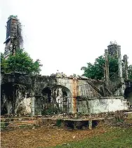  ??  ?? Ruins of the Minard Great House.