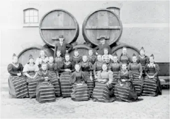  ?? FOTO: FRANS G KLEMMING ?? SÄSONGSARB­ETARE. Dalkullor som arbetar vid Piehls bryggeri, 1897.