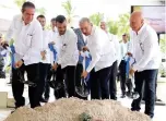  ??  ?? El presidente Danilo Medina, acompañado de autoridade­s y ejecutivos de la cadena Best Hotels in Pro Group, dio el primer palazo para la construcci­ón de un complejo hotelero de esta importante cadena en el área de Cabeza de Toro.