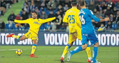  ??  ?? SIMPLEMENT­E HORROROSO . El galo Rémy erró ayer hasta tres muy claras ocasiones de gol; su peor partido de amarillo..