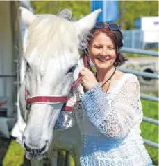  ?? FOTO: ALEXANDER KAYA ?? Pferde wie die Lippizaner­stute Anola mit Margit Kast sind auf der Ulmer „Leben, Wohnen, Freizeit“zu sehen.