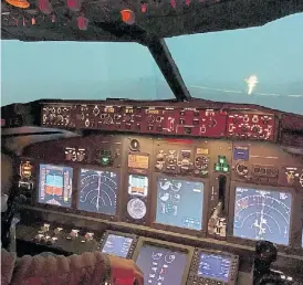  ??  ?? En el aire. Un simulador de vuelo que permite “viajar” por el mundo.