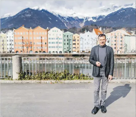  ?? [ Thomas Steinlechn­er ] ?? Georg Willi vor der historisch­en Häuserfass­ade von St. Nikolaus in Innsbruck.
