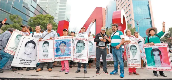  ?? JESÚS QUINTANAR ?? Felipe de la Cruz (de camisa a rayas) encabeza una manifestac­ión en Reforma.