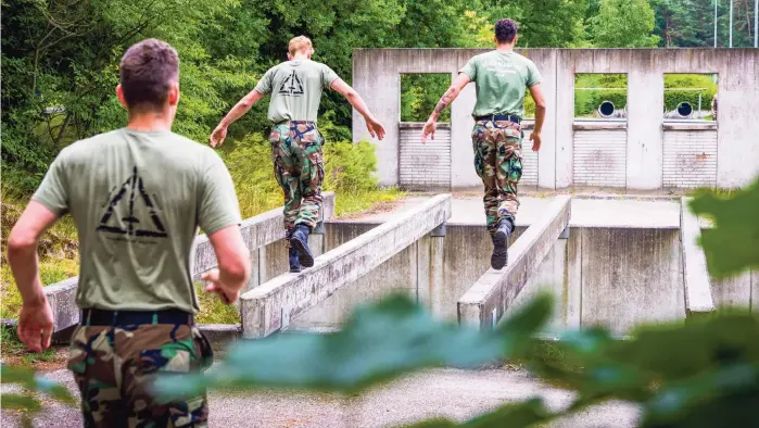  ??  ?? De commissie-Giebels constateer­t dat misdraging­en bij defensie vaak worden afgedaan als „geintjes” en dat pesterijen pas een probleem zijn als iemand „dat zelf zo ervaart”.