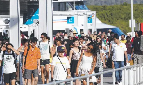  ?? Picture: STEWART MCLEAN ?? bONrsANs MONIsORING: browds disembark from tourist boats at bairns Reef eleet serminal.