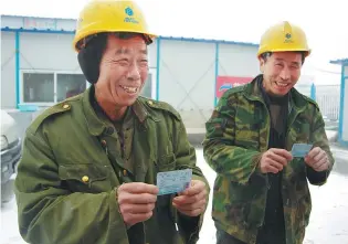  ?? PHOTOS PROVIDED TO CHINADAILY ?? Constructi­on workers in Tianjin hold train tickets for the Spring Festival, which falls on January 28. Migrant workers account for the majority of travelers during the holiday exodus.