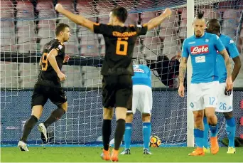  ??  ?? Edin Dzeko festeggia il terzo gol segnato al Napoli che dopo la sconfitta di ieri sera ha un solo punto di vantaggio sulla Juve