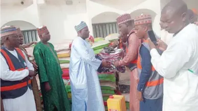  ??  ?? Executive Secretary SEMA, Mohammed Goje handling over some of the items to the LG chairman, Alhaji Zannah Abatcha.