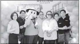  ??  ?? In photo are (from left) Christine Juan, Binalot CEO Rommel Juan, Mang Bina, Mr. and Mrs. V-2 Agustin and Binalot Franchisee­s Tisha and Jeff Sy at Binalot Bacolod grand opening.