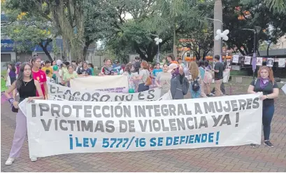  ?? ?? En Ciudad del Este las mujeres también marcharon para reclamar protección contra la violencia y el acoso sexual.