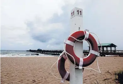  ?? JOE CAVARETTA/SOUTH FLORIDA SUN SENTINEL ?? Storm clouds roll over Anglin’s Fishing Pier In Lauderdale-by-the-Sea on Wednesday, the same day Tropical Storm Gustavo formed.