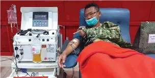  ?? NURMAN SHALEH FOR JAWA POS ?? MOTIVASI TINGGI: Nurman Shaleh saat menjalani donor plasma konvalesen di PMI Surabaya. Dia sudah berdonor sebanyak tujuh kali.