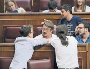  ?? BALLESTERO­S / EFE ?? Domènech conversa con Errejón, Iglesias y Garzón en el Congreso