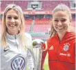  ?? FOTO: DPA ?? Wolfsburgs Lena Goeßling ( li.) und Bayerns Melanie Leupolz mit dem DFB- Pokal der Frauen.