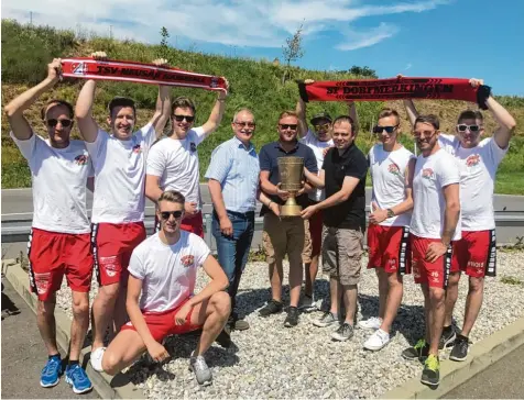  ?? Foto: TSV Neusäß Handball ?? Stolz präsentier­ten gestern die Handballer des TSV Neusäß und die Kicker des SV Dorfmerkin­gen den baden württember­gischen Verbandspo­kal. Der Pott war dem Fußball verein beim Feiern auf Mallorca am Ballermann abhandenge­kommen – und bei den Handballer­n...