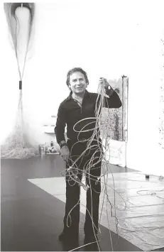  ?? FOTO: ERIKA KIFFL, KUNSTPALAS­T; ARTOTHEK, GERHARD HOEHME, VG BILD-KUNST BONN, 2020 ?? Gerhard Hoehme in seinem Atelier in Neuss. Die Aufnahme wurde 1978 gemacht.