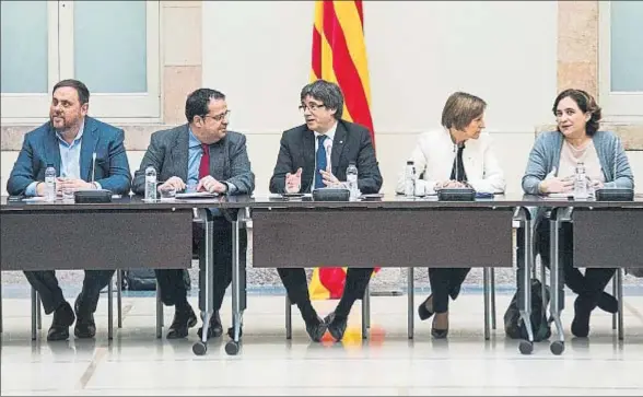  ?? XAVIER CERVERA ?? Junqueras, Elena, Puigdemont, Forcadell y Colau, ayer durante la segunda reunión del Pacte Nacional pel Referèndum