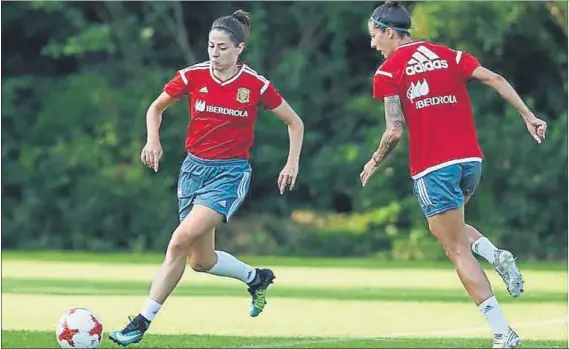  ?? FOTO: SEFUTBOL ?? Vicky Losada y Jenni Hermoso, en un entrenamie­nto La selección española afronta su examen más difícil ante la potente Inglaterra: “Vamos sin miedo”, aseguran las jugadoras