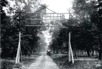  ?? THE WINDSOR STAR FILES ?? ABOVE: The front entrance of Point Pelee National Park outside of Leamington in 1933. LEFT: The gates of the national park in 1954.