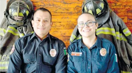  ?? CORTESÍA: GOBIERNO MUNICIPAL ?? El bombero segundo Felipe de Jesús y la bombera Emileny Martínez