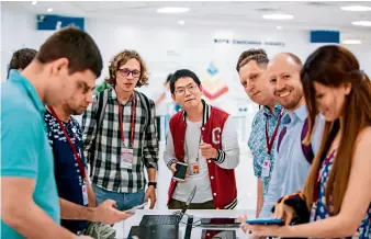  ??  ?? Artem Zhdanov (3e à gauche) visite une entreprise chinoise avec des commerçant­s russes.
