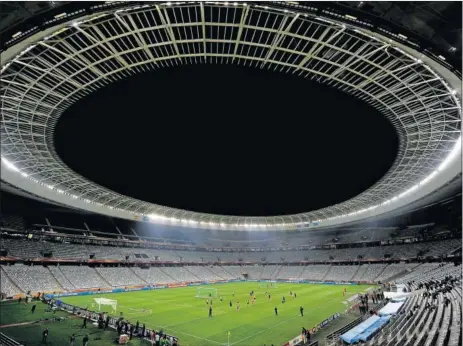  ??  ?? La Selección se ejercitó el 28 de junio de 2010 en el Green Point Stadium de Ciudad del Cabo, escenario de los octavos de final ante Portugal.