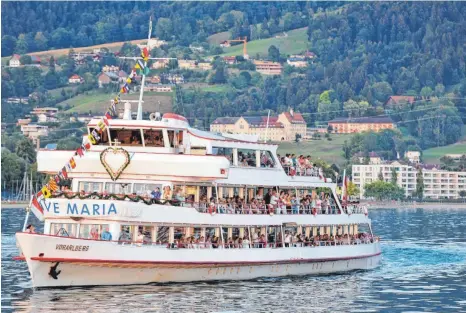  ?? FOTOS: SUSI DONNER ?? Schiff ahoi: Auf der MS Vorarlberg, die im Lindauer Hafen gestartet ist, begleitet zum letzten Mal der Reutiner Pfarrer Georg Alois Oblinger die Schiffspro­zession.