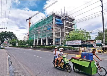  ?? SUNSTAR FOTO / AMPER CAMPAÑA ?? LET’S GET MOVING. Cebu City Hall’s Department of Engineerin­g and Public Works will ask its contractor to explain why work on the Cebu City Medical Center on N. Bacalso Ave. is behind schedule.