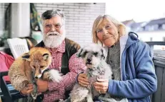  ?? RP-FOTO: KÖHLEN ?? Rolf Niggemeyer mit Foxy und Inge Gösswein mit Happy.