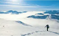  ??  ?? „Meerblick“: Auf den letzten Schritten zum Großen Königstuhl sieht man Kärnten unter einem Nebelmeer liegen.