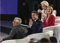  ?? ?? Arriba, junto a la primera dama de Ucrania, Olena
Zelenska, y Ursula von der Leyen, presidenta de la Comisión Europea. Debajo, con Emmanuel Macron y, de espaldas, Antonio Costa, primer ministro portugués.