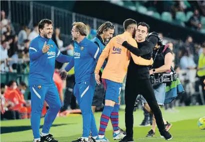  ?? CRISTINA QUICL R A ?? Xavi celebra la clasificac­ión para la Champions abrazando a Ferran Torres