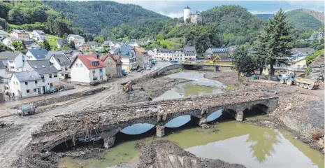  ?? FOTO: BORIS ROESSLER/DPA ?? Altenahr: Völlig zerstört, aber mittlerwei­le von den angeschwem­mten Trümmern geräumt, ist diese Brücke über der Ahr in Altenahr.