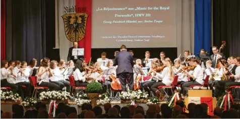  ?? Foto: Mack ?? Das Orchester des Theodor-Heuss-Gymnasiums Nördlingen spielte beim diesjährig­en Neujahrsem­pfang im Klösterle unter der Leitung von Andreas Nagl. Unter anderem für seine Darbietung des Radetzky-Marsches bekam das Ensemble großen Beifall.
