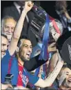  ?? FOTO: GETTY ?? Busquets levanta la Copa