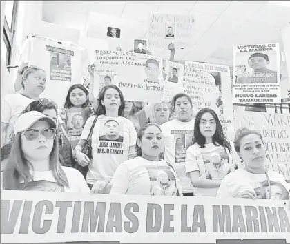  ??  ?? Familiares de víctimas señalan que “elementos de la Secretaría de Marina están llevando a cabo en Tamaulipas un operativo de terror, y esto involucra a altos funcionari­os de la dependenci­a que han autorizado esto, además de que el gobernador, Francisco...