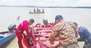  ??  ?? PIHAK bomba dan APMM sedang membuat operasi mencari dan menyelamat.