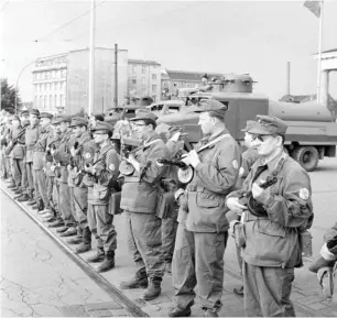  ??  ?? East German troops close the border in 1961 before the building of the Berlin Wall