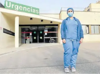  ?? Foto: F. Pérez-nievas ?? Erika Navarro ante la puerta de Urgencias del Hospital Reina Sofía.