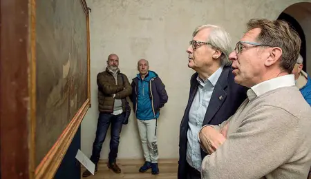  ??  ?? Il direttore del Santa Maria della Scala, Daniele Pitteri (in primo piano) con Vittorio Sgarbi in visita alla mostra su Ambrogio Lorenzetti