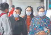  ?? SANCHIT KHANNA/HT ?? People wear masks to protect themselves from coronaviru­s in n
CP. The virus has so far claimed 2 lives in India.