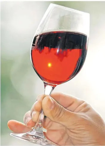  ?? FOTO: ROESSLER/DPA ?? Alkohol in geringen Mengen kann möglicherw­eise das Gehirn im Alter schützen.