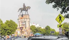  ?? FOTO: EZE AMOS/AFP ?? Für die Demonstran­ten ist das Denkmal von Robert E. Lee Symbolfigu­r des Rassendünk­els.