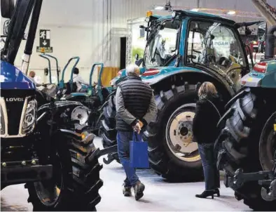  ?? ?? Durante estos días han sido muchos los curiosos que se han interesado por los tractores fabricados en China.