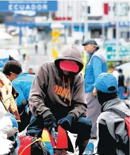  ?? DANIEL TAPIA / REUTERS ?? Venezolano­s atrapados en Ipiales, Colombia.